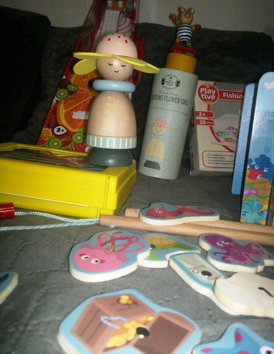 дървени играчки , пъзели, карти, конструктори