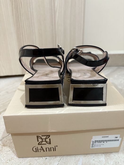 Лачени сандали Gianni