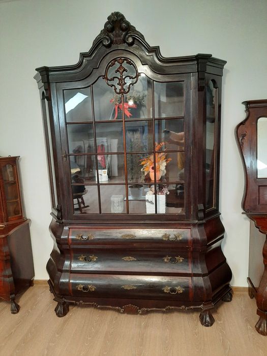 Vand mobila de sufragerie, sculpata, din lemn de cires.