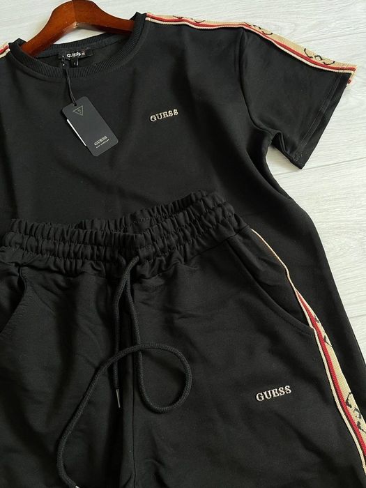 Compleu Guess 
Marimi : M L
Pret : 280 lei