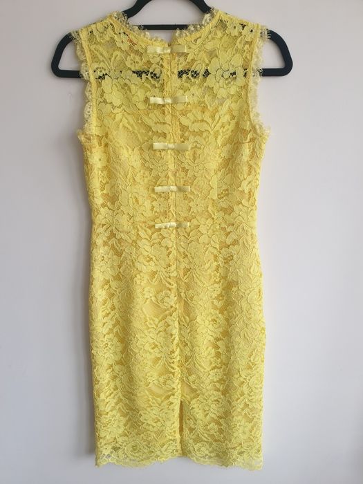 Елегантна жълта дантелена рокля.
