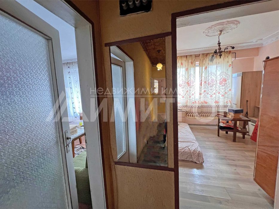 Продава тристаен апартамент 77 кв.м. в саниран блок в гр. Нови пазар.