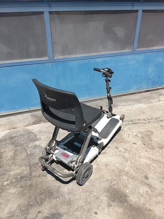Cărucior scuter electric pentru persoane cu dizabilități sau bătrâni
