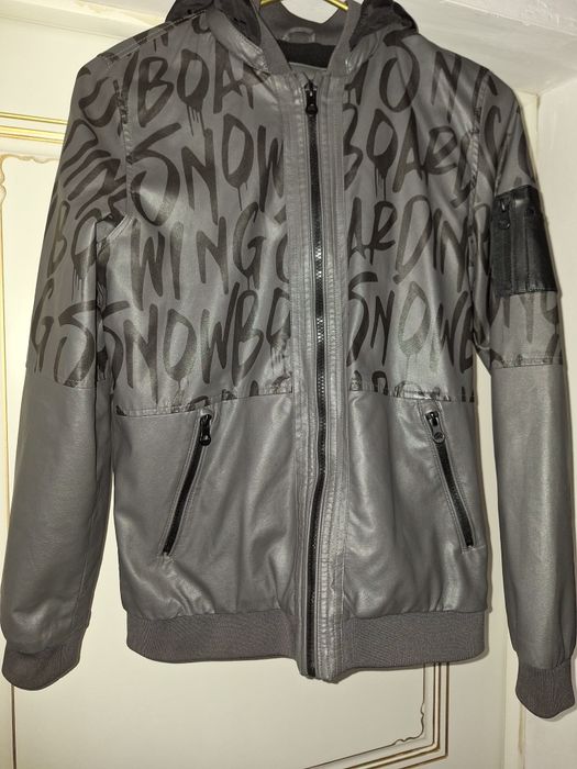 Продам  куртку на мальчика  12-13 лет