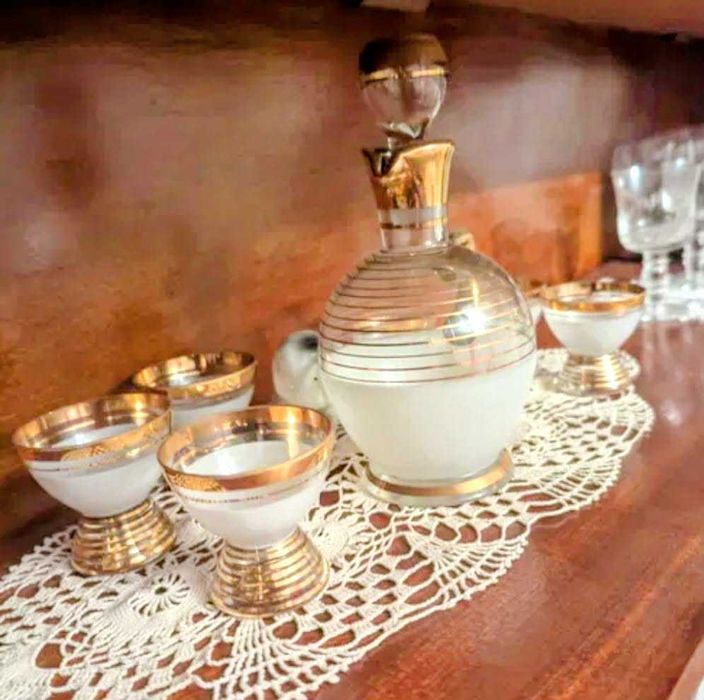 Set deosebit realizat din sticlă cristal, decor auriu elegant, vintage