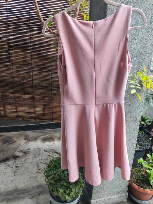 Къса рокля с дантела