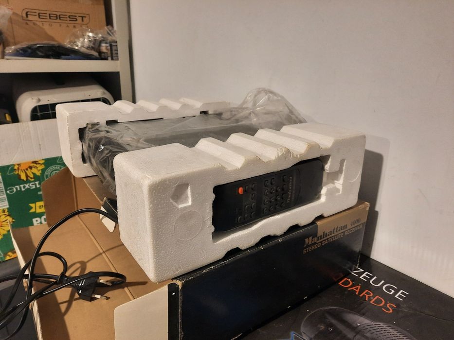 Ретро сателитен приемник Manhattan 4000 Stereo + оригинално дистанционно (РАБОТЕЩ)