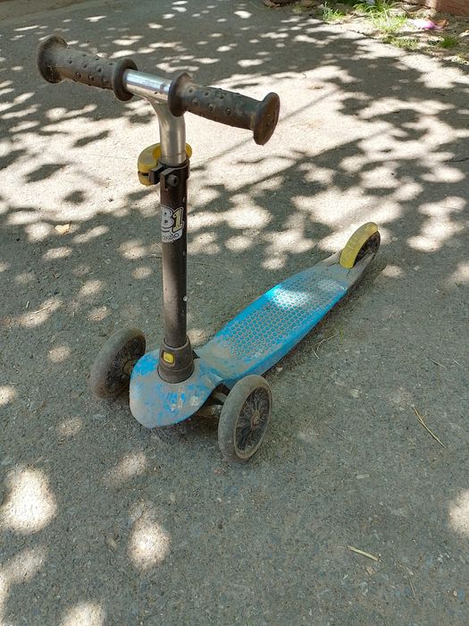 De vânzare trotineta pentru copii de 3-7 ani , foarte puțin folosită.