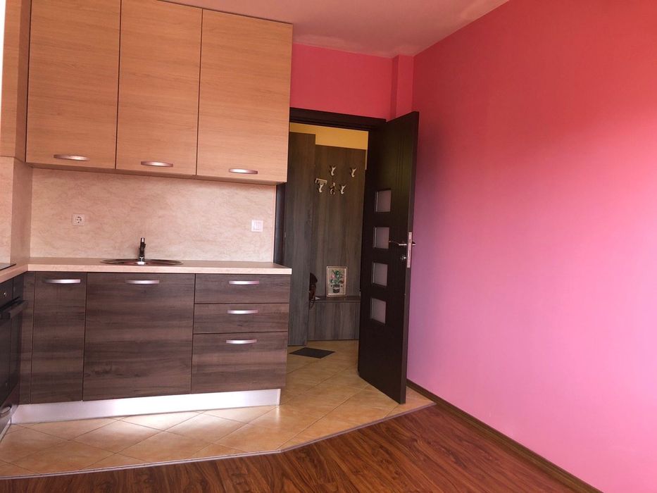 Двустаен под наем, Изток