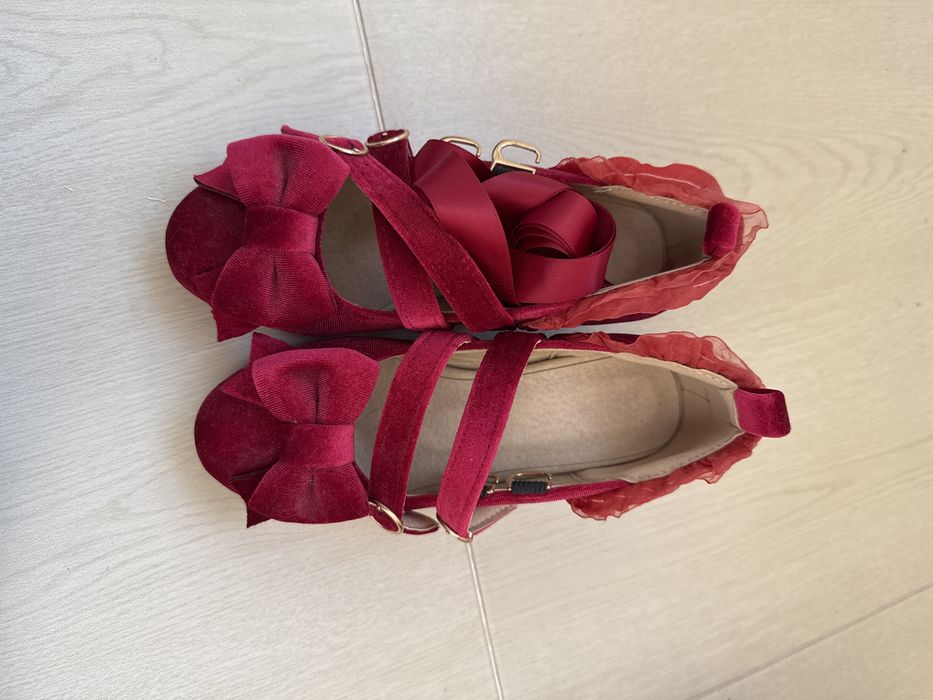 Срочно продам новые туфли красные