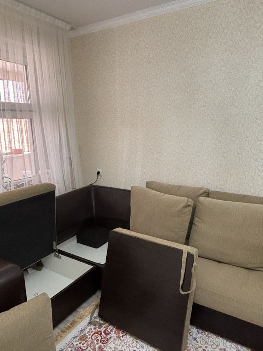 Продается диван с полочками на боку