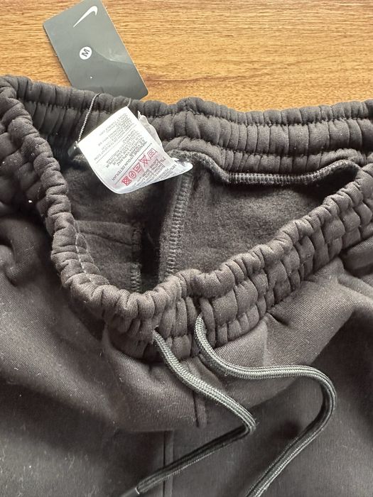 Мъжко,ватирано,черно долнище Nike с маншет и ципове на джобовете