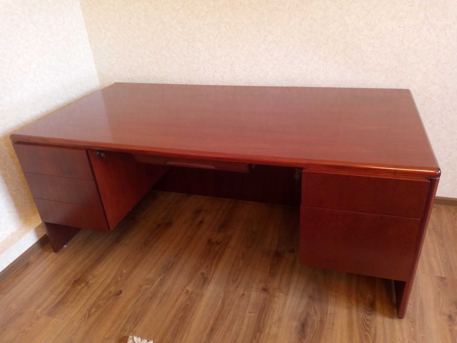 Большой стол оригинал пр-во Бразилия шпон натурального дерева