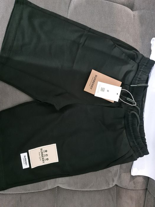 Vând Compleu Burberry