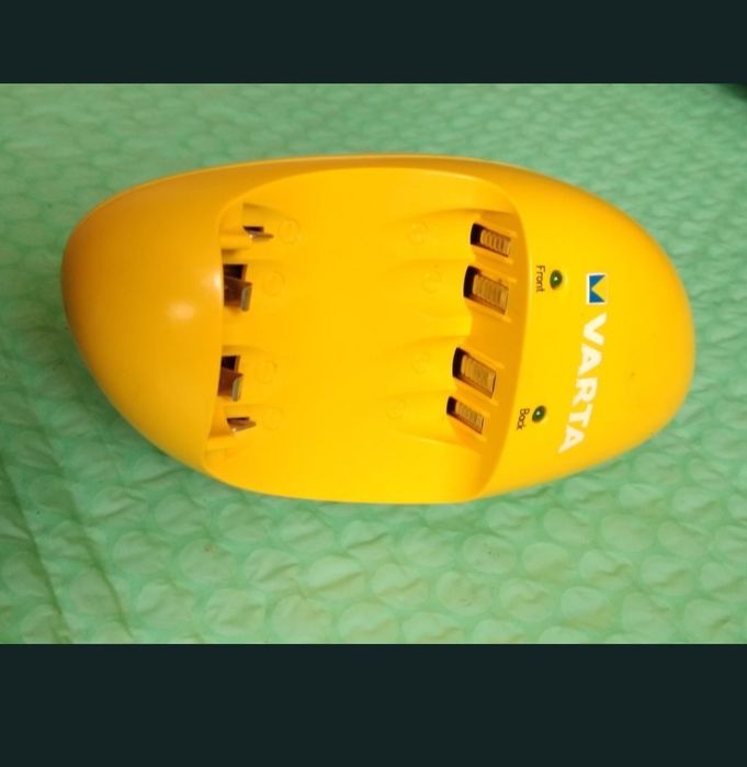 Incarcator universal VARTA, pentru diferite tipuri de baterii /acumulatori.