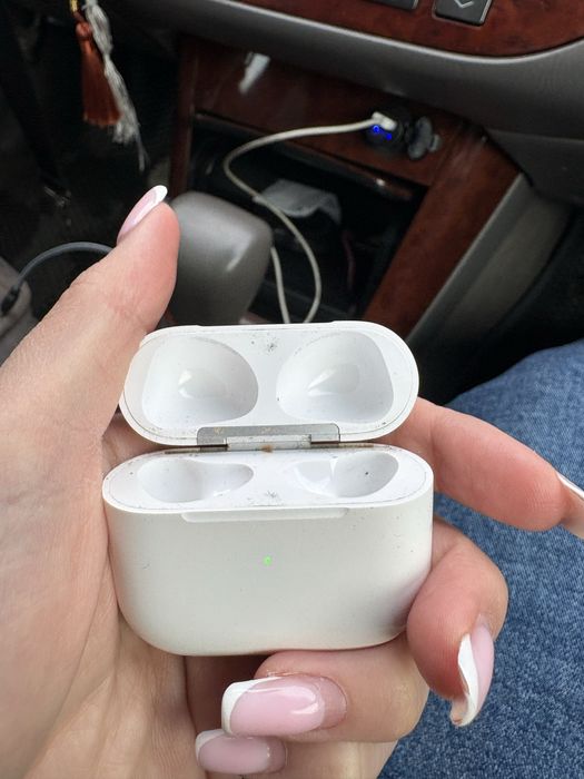 Продаю кейс от айрподсов , оригинал