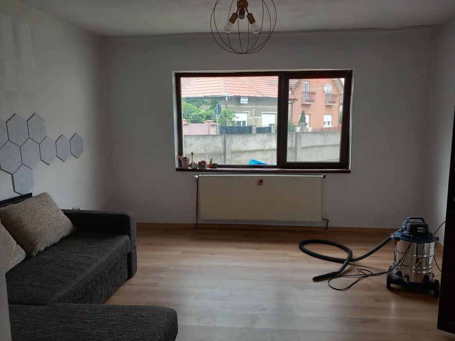 Dau in chirie CASA IN ALBA IULIA, zona Centrala str Livezii
