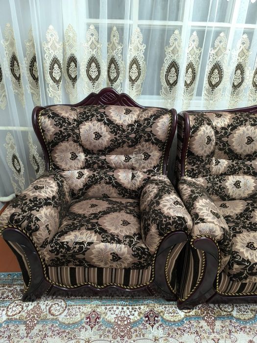 Диван с двумя креслами