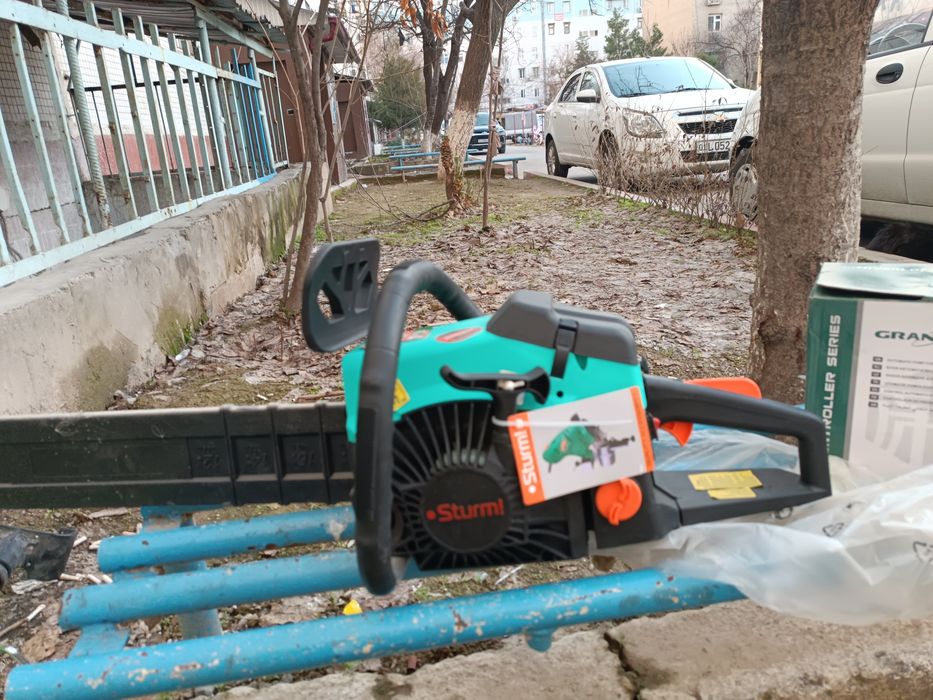 1)  Новая бензопила в собранном виде. 2)  Водяной насос для воды. Б/у.