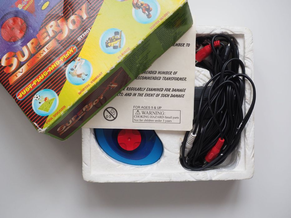 Consolă de jocuri de la sfârșitul anilor ’90, funcțională, în cutie, cu 28 de jocuri încorporate (Nintendo NES Famicom)