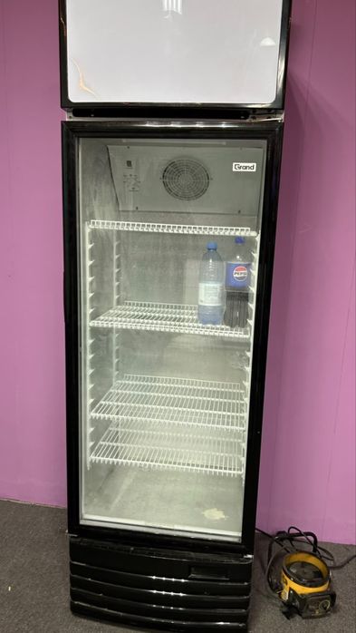 Продам витрину холодильную вертикальную