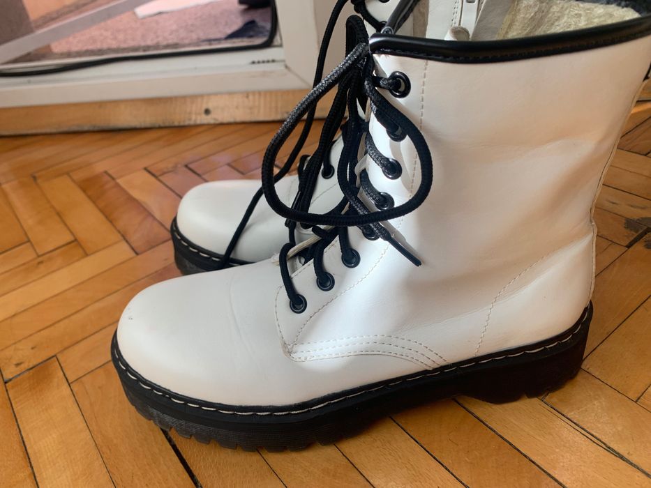 Дамски бели боти