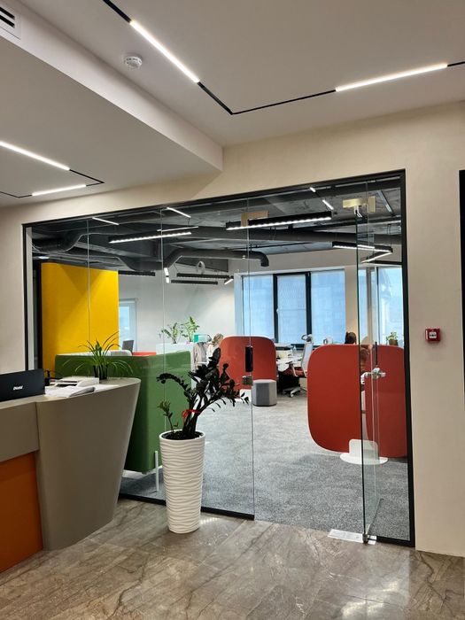 Профессиональный монтажник стекольщик