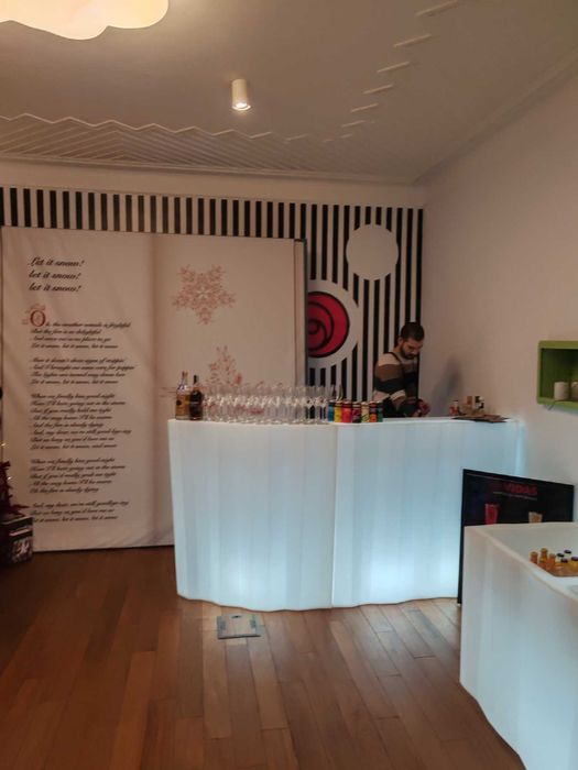 Светещи барове под наем за коктейли и събития