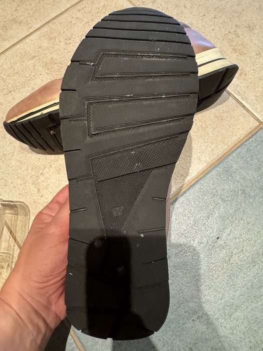 Дамски спортни обувки