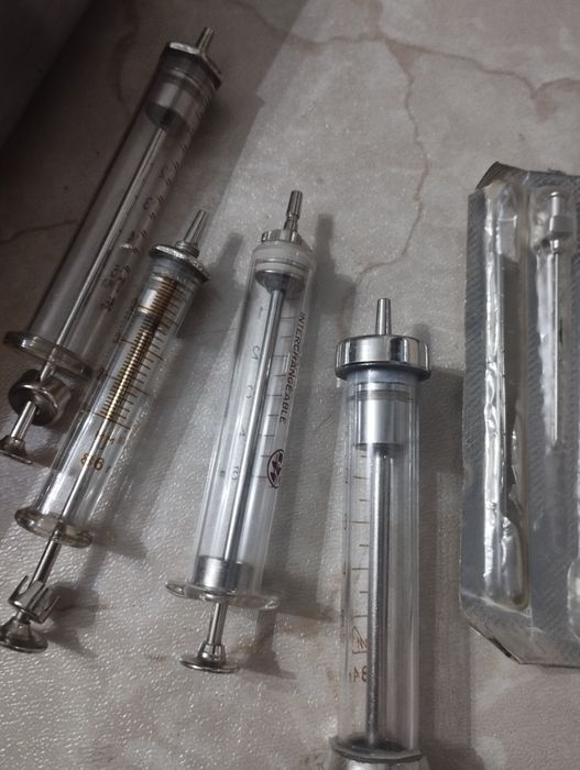 Стерилизаторы и шприцы стеклянные, недорого