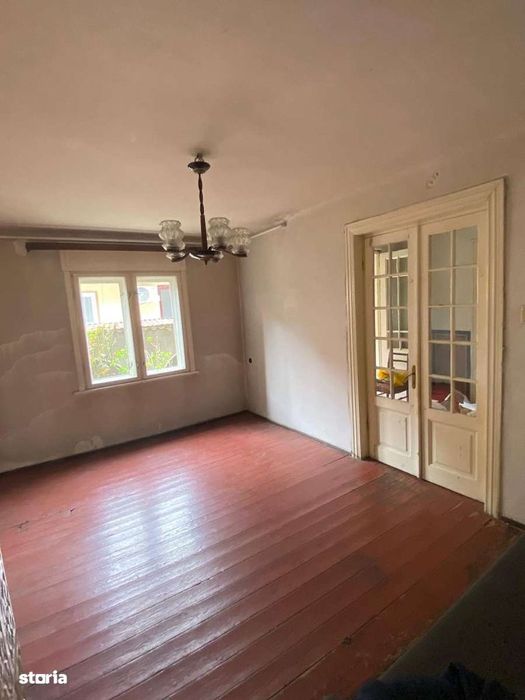 Vand apartament in vila, in zona Decebal