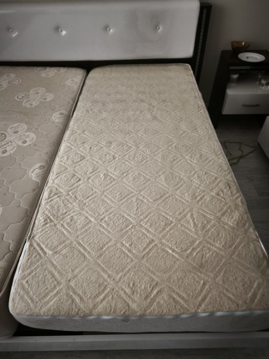 Продавам два броя двулицеви матраци