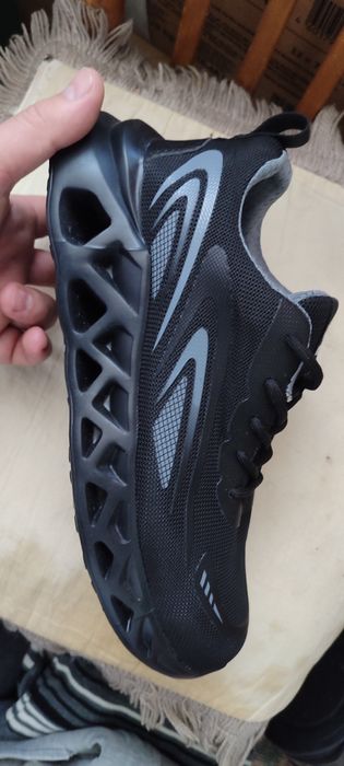 Кроссовки с усиленным носом