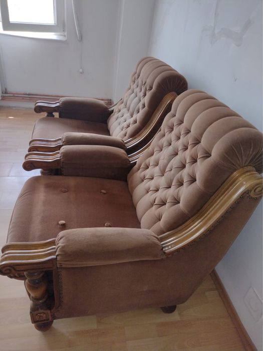 Set living din lemn masiv și catifea – canapea extensibilă + 2 fotolii