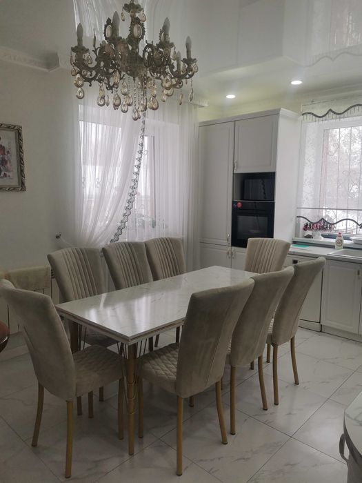 Продам стол на кухню и восемь стульев.