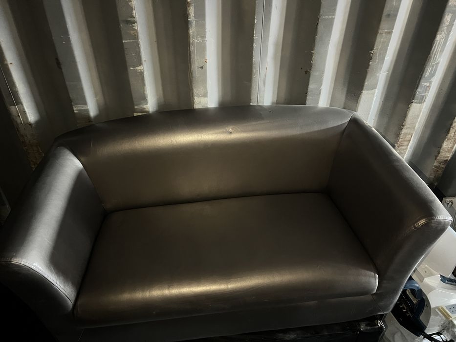 Диван из кожзаменителя