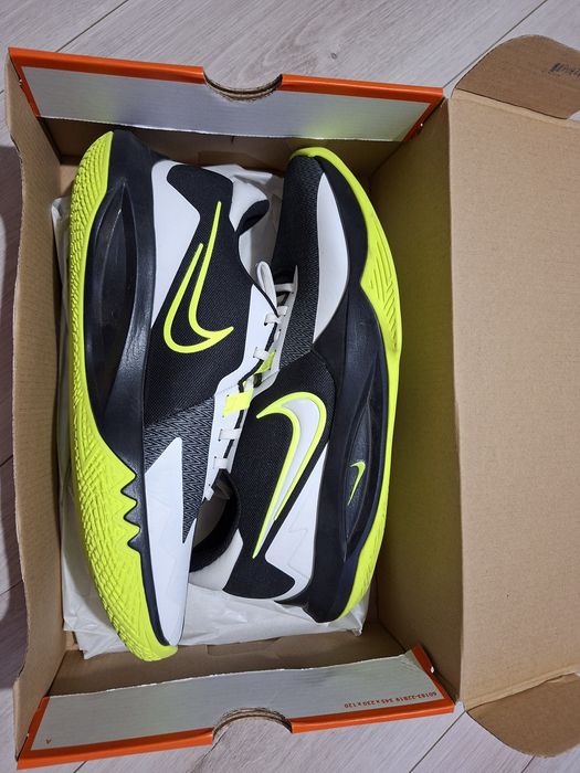 Продовам маратонки Nike precision vi