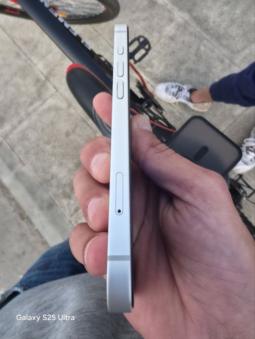 Продавам Iphone 16e