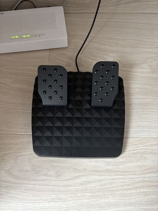 Volan de gaming Nitho Drive Pro V200 (schimbator de viteze+pedale+padele la volan) folosit foarte puțin