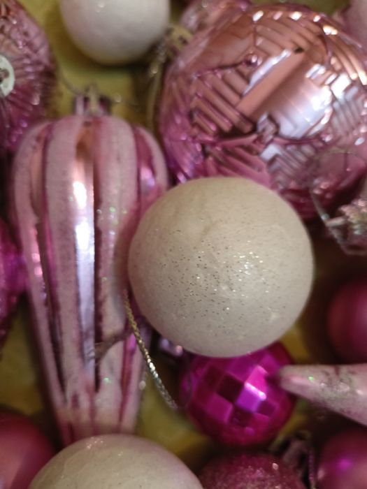 Подарочная коробка и новогодние игрушки