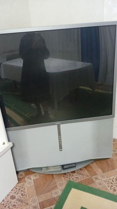 Диван с двумя креслами,и телевизор