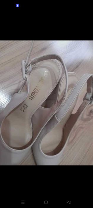 Pantofi cu toc crem