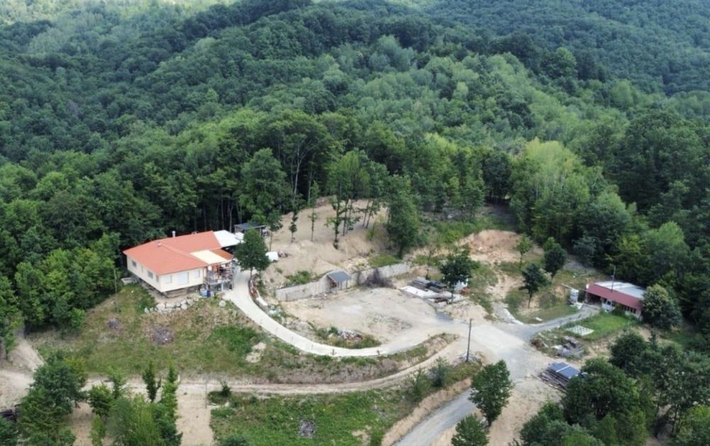 De vanzare casa de vacanta cu teren de 1 hectar