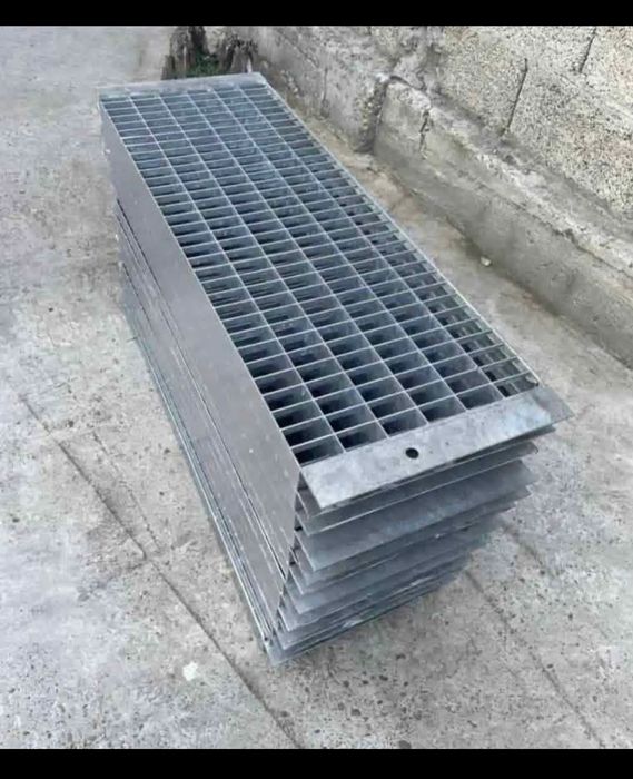 Trepte metalice zincate la diferite dimensiuni debitam la dimensiunea