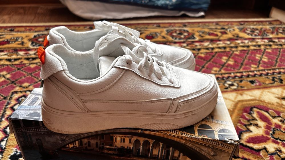 Женские кроссовки