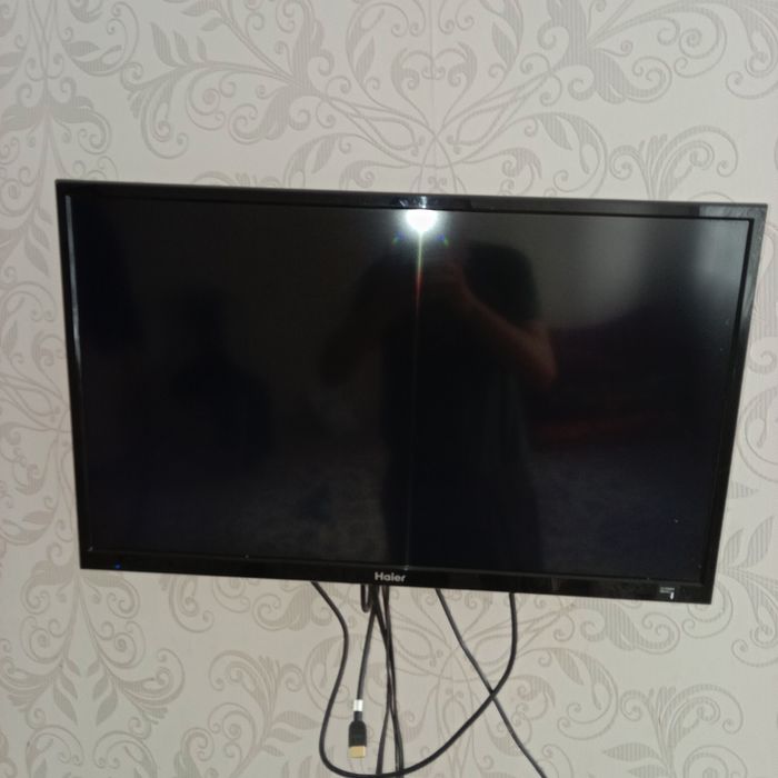 Телевизор простой.