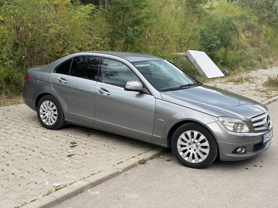 Автомобил Мерцедес Ц 220