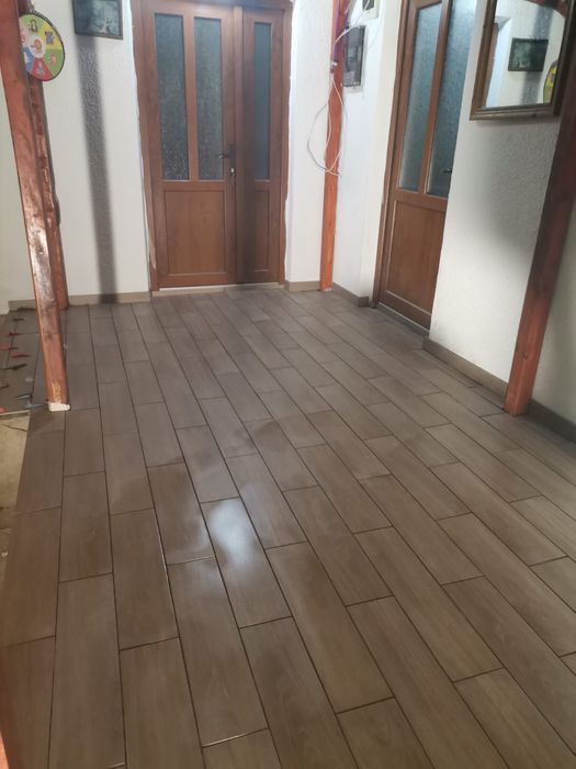 Execut :tencuiala mecanizata,gresie faianța