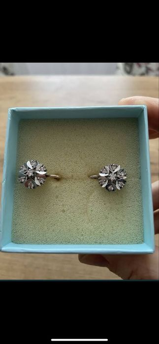 Серьги с бриллиантом