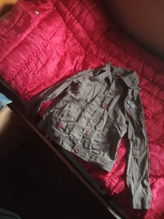 Vând haine . Folosite o dată